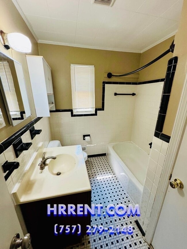 Building Photo - Beautiful 3 Bedroom 2.5 Bathroom Ranch Style Home located in the Northside area of Norfolk!