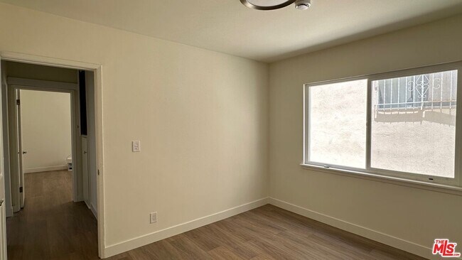 Building Photo - 517 S Kenmore Ave