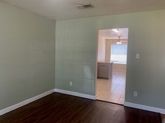 Building Photo - What a Find! 4 Bedrooms!