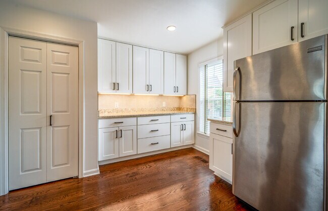 Building Photo - Sophisticated Townhome Steps from East Fal...