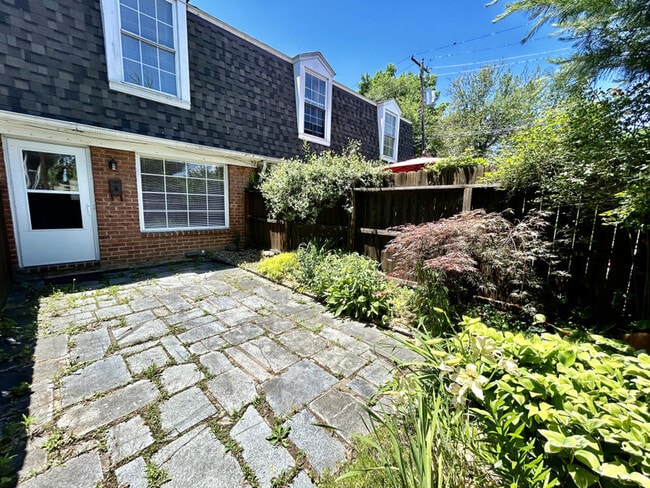 Building Photo - 2016 Sherwood Ave SW