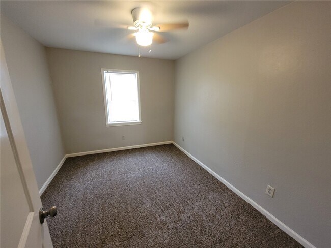 Building Photo - 2205 Velma St