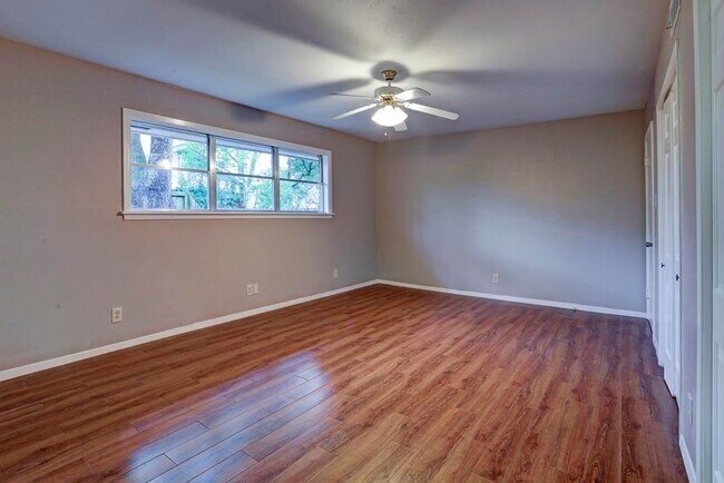 Building Photo - 1103 River Glyn Dr