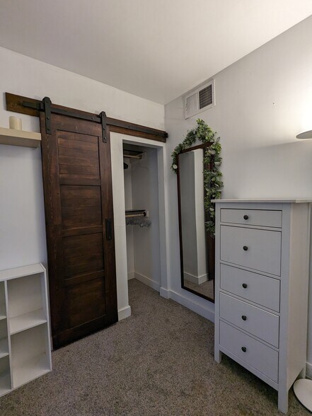 Willow Closet - 1629 N Laurel Ave