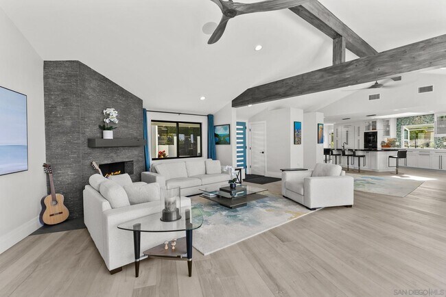 Building Photo - 7982 Roseland Dr