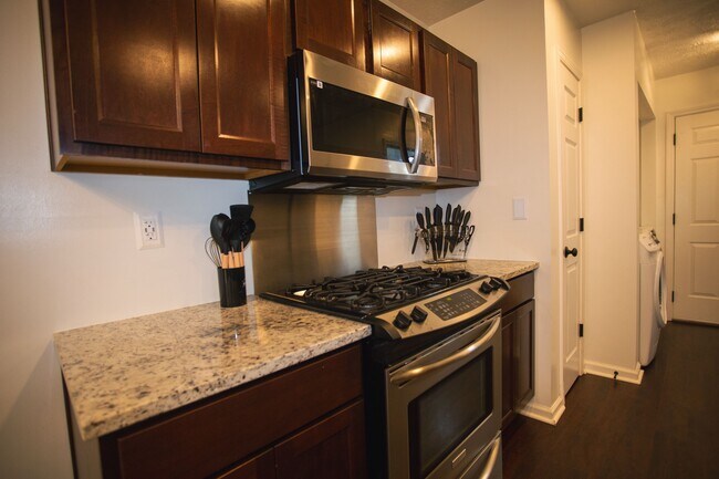 Building Photo - 665 Lakeside Cir