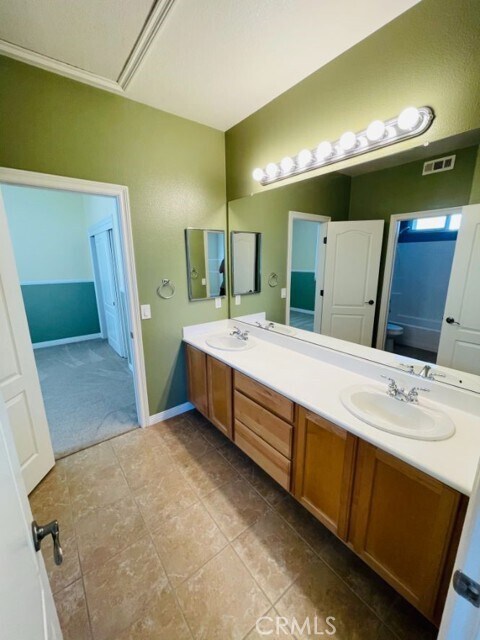 Building Photo - 1574 Glencrest Dr