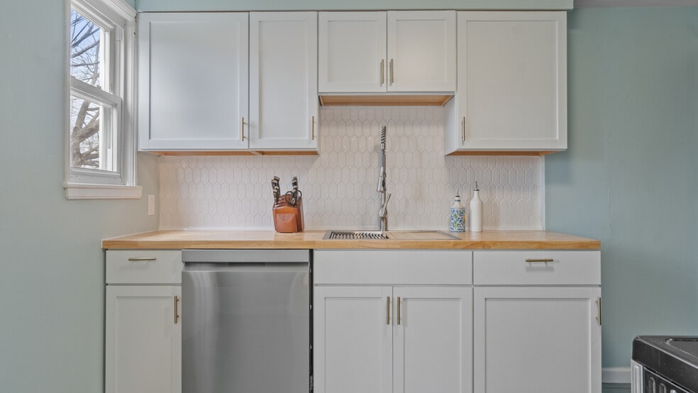 Building Photo - 7 Shangri La Ln