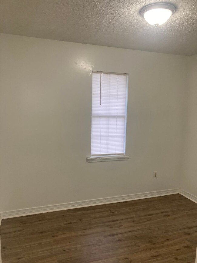 Building Photo - Woolmarket 3 Bedroom