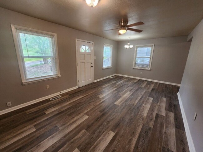 Building Photo - 1805 W 35th St