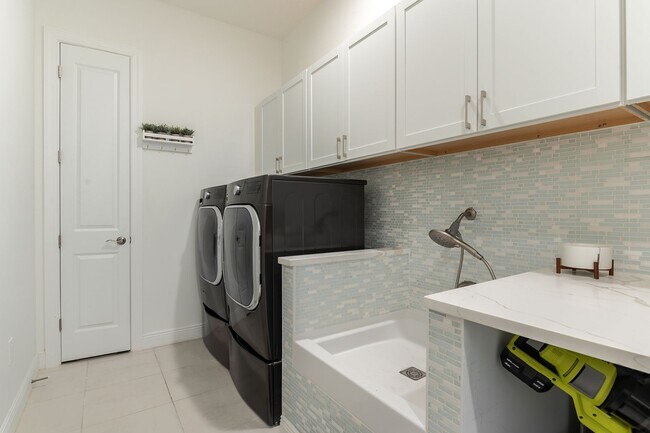 Building Photo - **25% OFF FIRST MONTHS RENT IF YOU OCCUPY ...