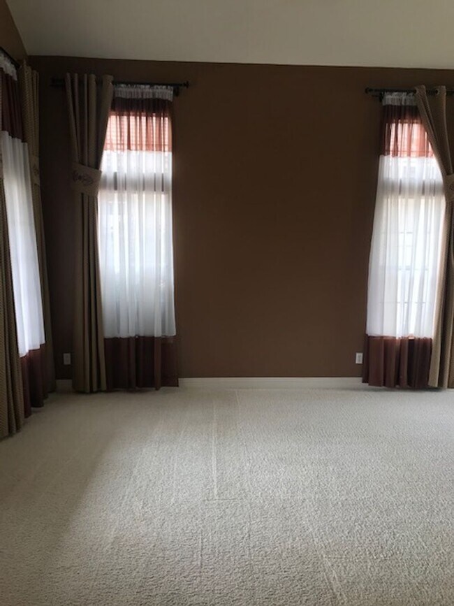 Building Photo - Lovely 4 bed 3+ bath