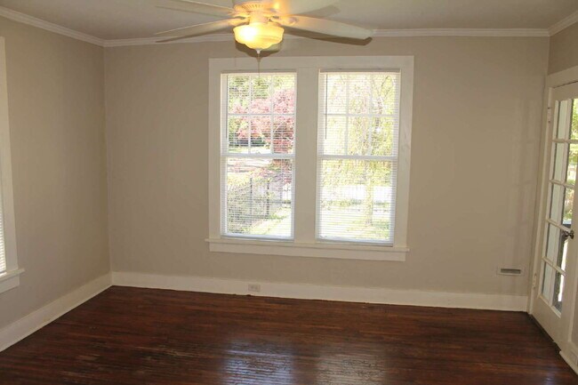Building Photo - Cute cottage located in Midtown. Large front porch with a swing for cool evenings. Home is freshl...