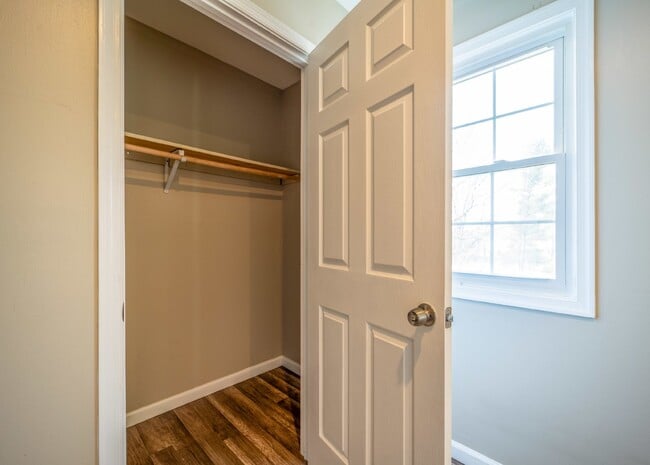 Building Photo - Spacious 3-Level Townhouse with Finished Basement and Fenced Patio