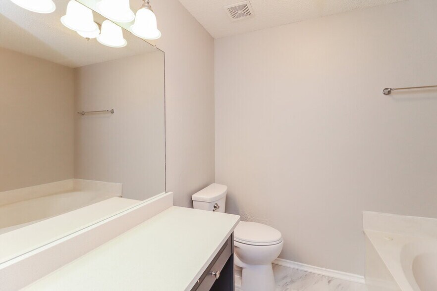 Building Photo - 208 Rosewood Ln