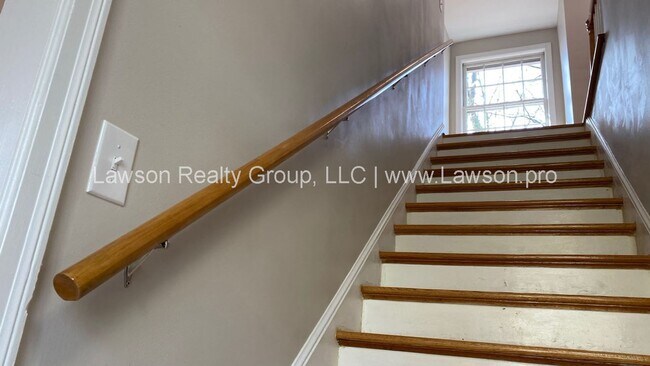 Building Photo - Lovely 4 Bedroom 3 Bath Home in South Roanoke