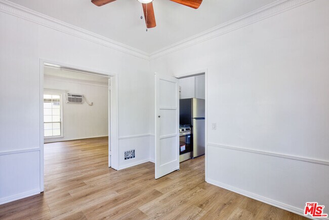 Building Photo - 203 S Doheny Dr