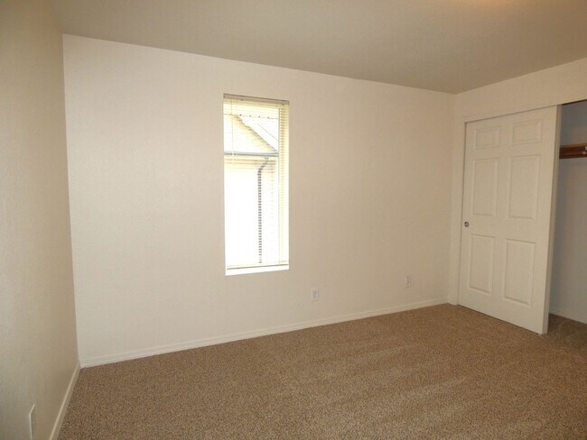 Building Photo - Rent Special: FREE June's Rent - 2 Bedroom 1 Bath Unit NE Salem!