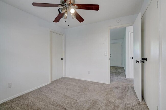 Building Photo - 503 Meadow Lake Dr