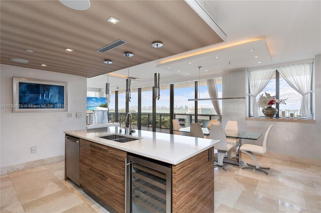 Primary Photo - 5875 Collins Ave