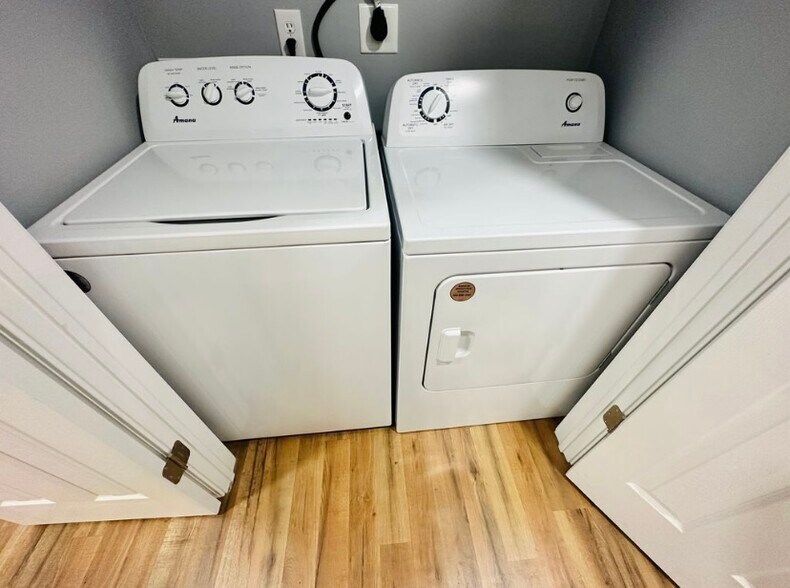 Washer/dryer - 4916 Mecca St