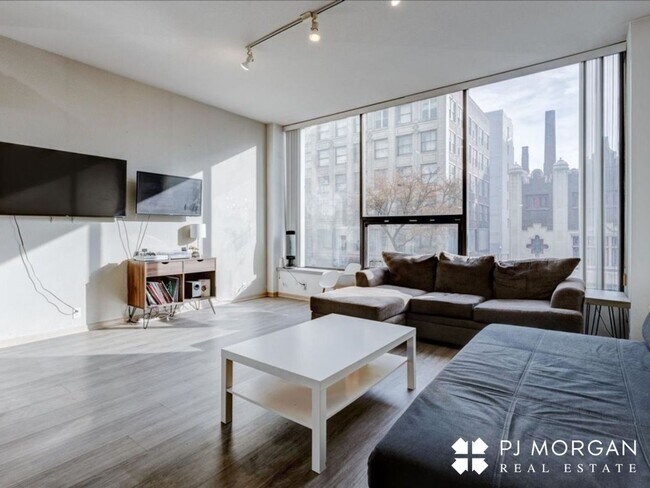 Building Photo - Great downtown location!