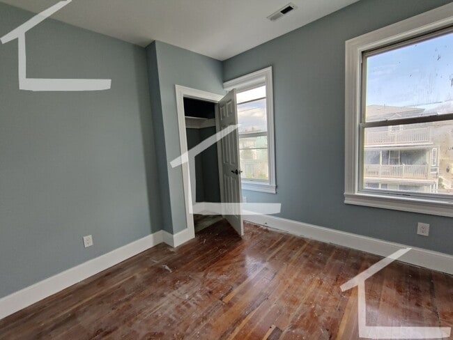 Building Photo - Huge 4 bed in Somerville