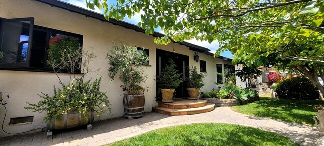 Building Photo - Midtown Ventura 3+2 Single Family Home $52...