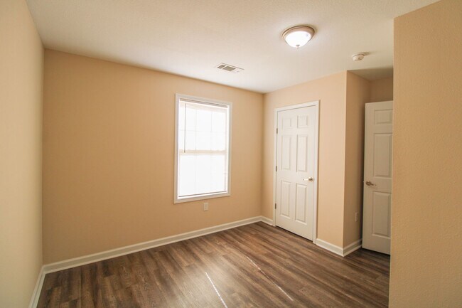 Building Photo - Great Location! 4 Bedroom Home Close to Downtown Pulaski
