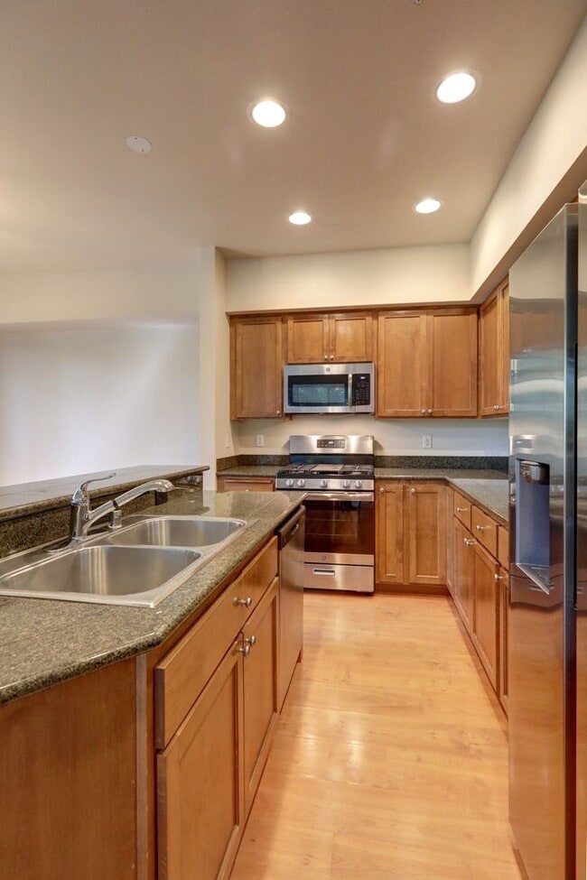 Building Photo - Gorgeous 3BR 2.5BA Issaquah Town Home Avai...