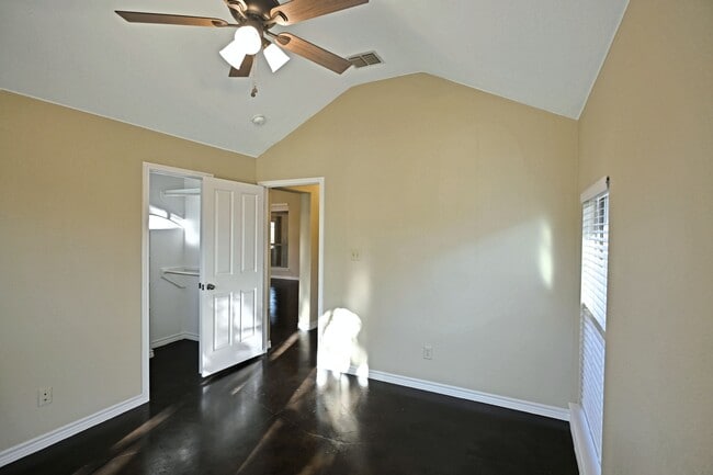 Building Photo - 2223 Sun Chase Blvd