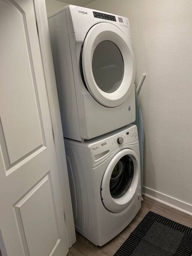 Building Photo - 1001 Cedar St