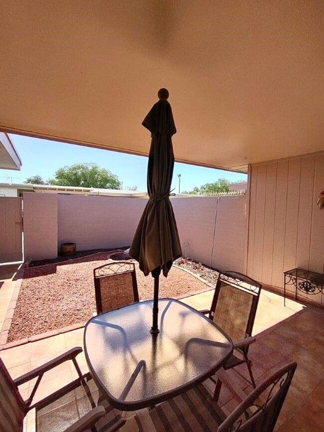 Building Photo - GREAT TOWNHOME IN YUCCA COURT-SUN CITY!!