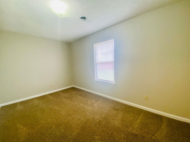 Building Photo - 3 Bed Home close to FT Campbell and I-24