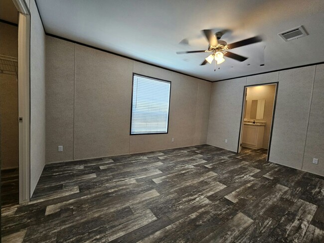 Building Photo - 6701 Hidden Oaks Dr