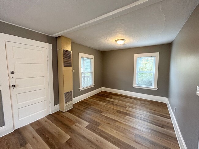 Building Photo - Adorable Sellwood 1 Bedroom with - Updated...