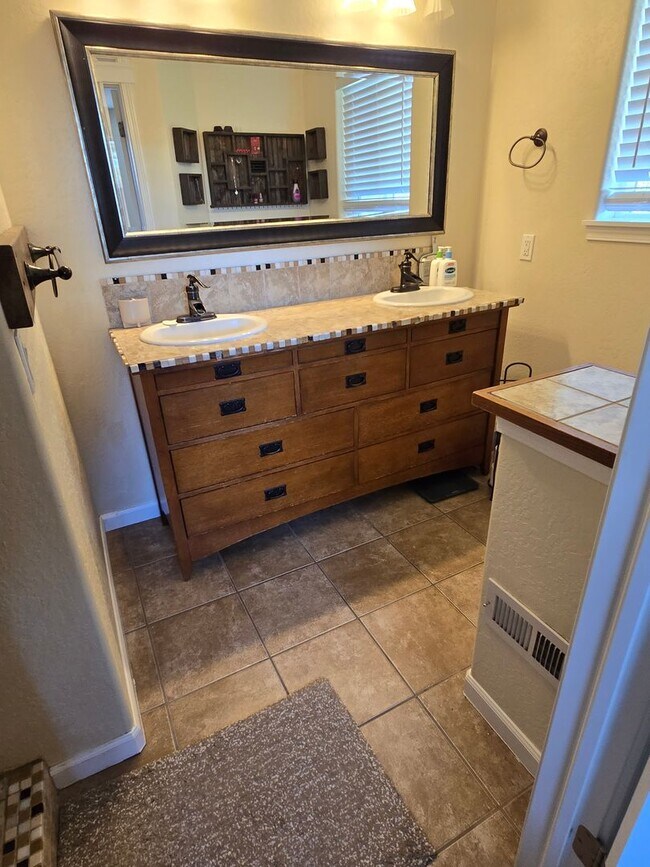 Building Photo - 3 bed 2.5 bath  Home for Rent in Grants Pass