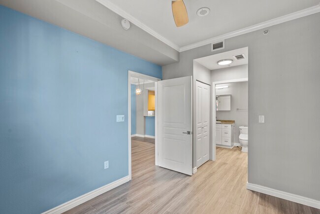 Building Photo - 300 W Beech St