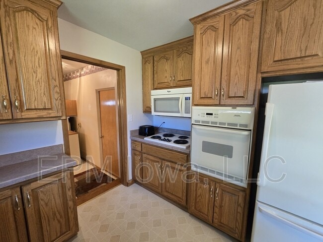 Building Photo - 2514 Saratoga Dr