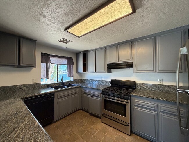 Building Photo - Beautiful 3 Bedroom House Located on Calico Lake