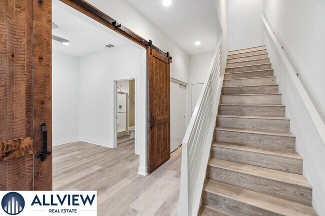 Building Photo - Gorgeous 4 Story Townhome Available in the Highly Desired 17 West Community!