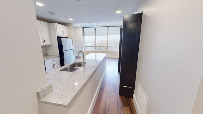 Building Photo - 40 Dupage Ct