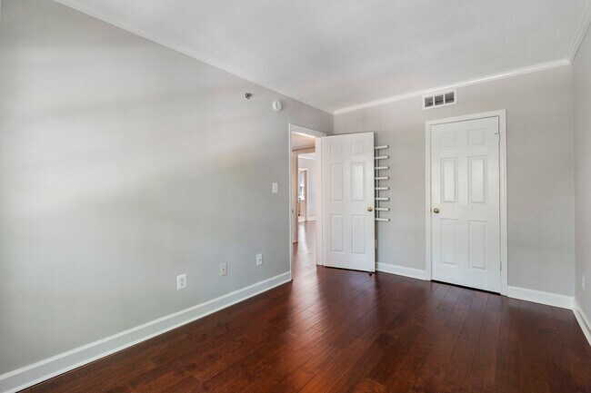 Building Photo - 600 Bashford Ln
