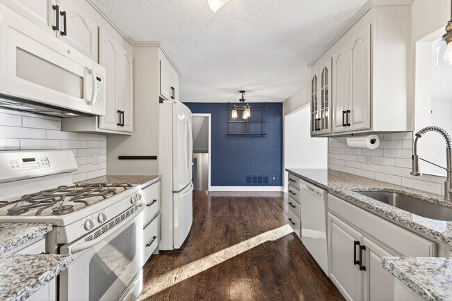 Building Photo - 15350 Drexel Way