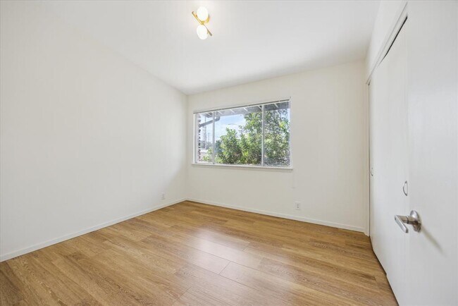Building Photo - 1304 Mariposa Dr