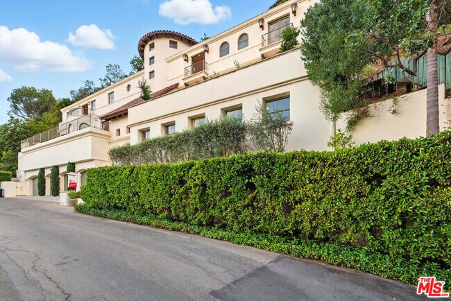Building Photo - 1675 Woods Dr