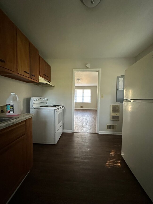 Building Photo - 2 Bedroom, 1 bathroom on the East-Side. Mo...