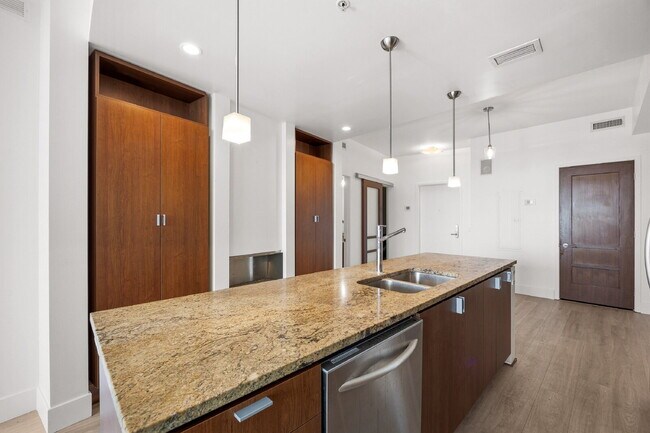 Building Photo - "Experience Urban Elegance: Spacious 2BR/2BA Condo in the Heart of Tampa!"