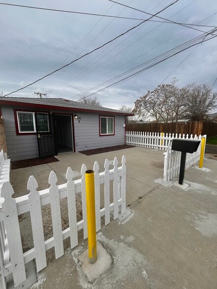 Front yard - 105 N Curry St