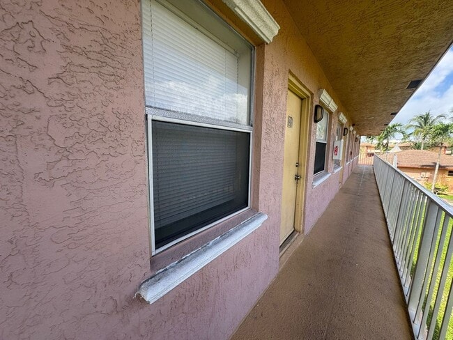 Building Photo - Nice 1-1 Condo Apartment with Central AC, Pool, & Laundry